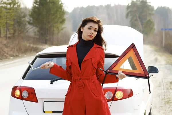 Mulher e seu carro quebrado — Fotografia de Stock