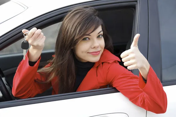 Mulher feliz bonita jovem com chaves de carro — Fotografia de Stock