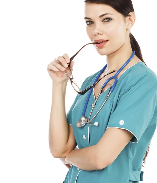 Ritratto di giovane dottoressa con stetoscopio e occhiali — Foto Stock