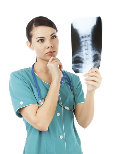 Läkaren tittar på röntgenbilden — Stockfoto