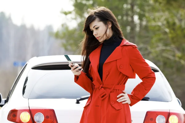 Woman and her damaged car — Stock Photo, Image