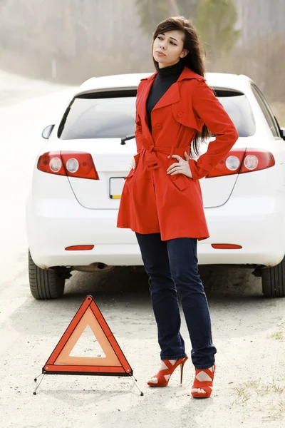 Žena a její poškozené auto — Stock fotografie