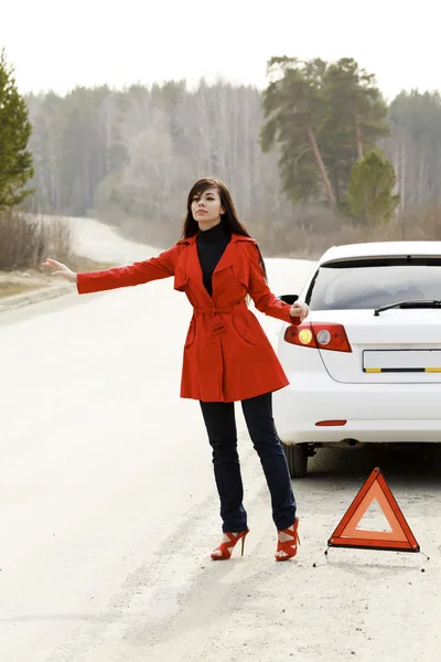 Mulher e seu carro danificado — Fotografia de Stock