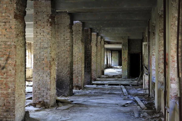 Verloren stad. het interieur van een verlaten constructie. — Stockfoto