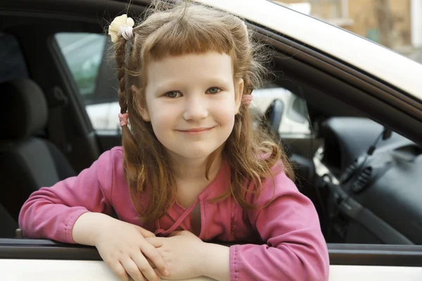 Niedliches kleines Mädchen im Auto — Stockfoto