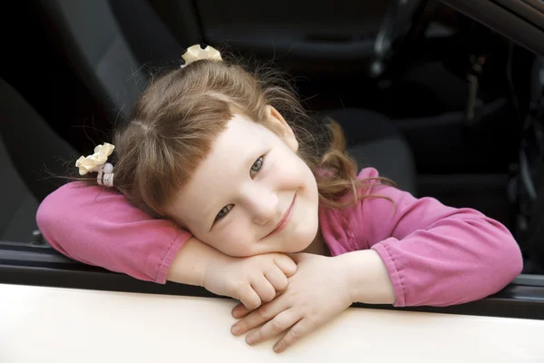 Schattig klein meisje in een auto — Stockfoto