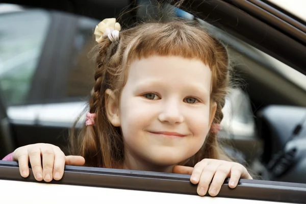 Bir araba, sevimli küçük kız — Stok fotoğraf