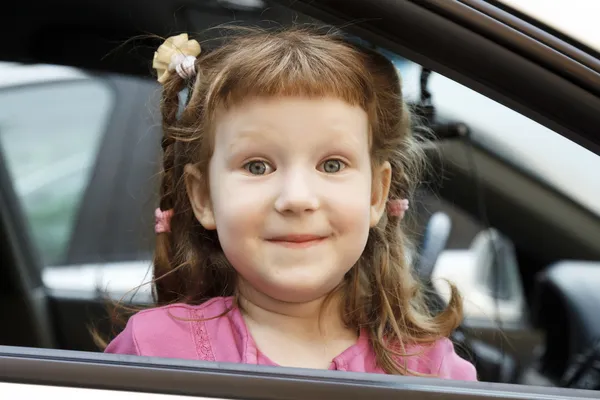 Bir araba, sevimli küçük kız — Stok fotoğraf