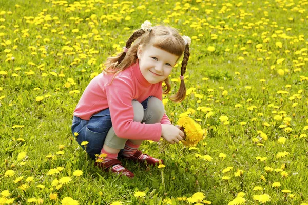 Petite fille mignonne sur la prairie — Photo