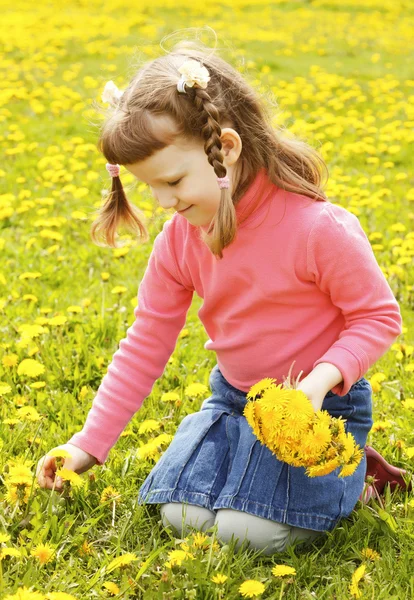 Gadis kecil yang lucu di padang rumput — Stok Foto