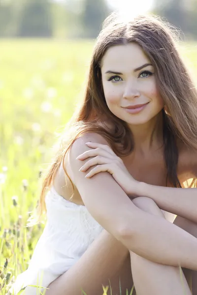 Portret van een mooie Kaukasische vrouw buiten — Stockfoto
