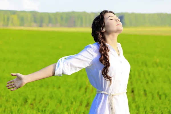 Młoda kobieta szczęśliwa w zielone pole — Zdjęcie stockowe