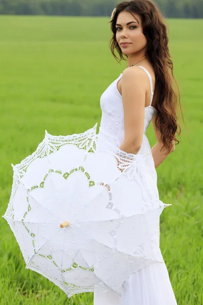 Beautiful bride posing outdoors — Stock Photo, Image