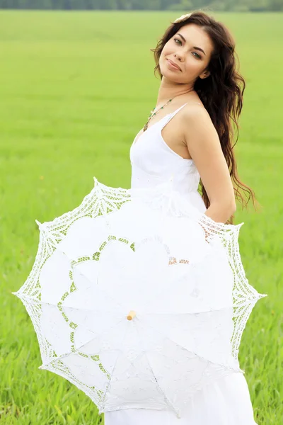 Junge schöne Frau mit weißem Regenschirm — Stockfoto