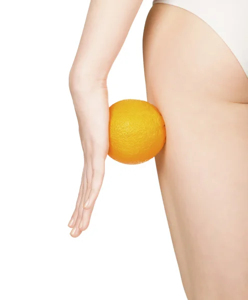 Hermosa figura femenina con naranja, aislada sobre fondo blanco — Foto de Stock
