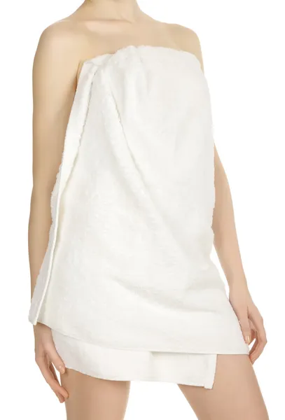 Donna avvolta in un asciugamano posa su sfondo bianco — Foto Stock