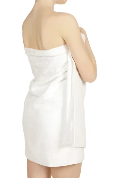 Kvinna insvept i en handduk som poserar på vit bakgrund — Stockfoto