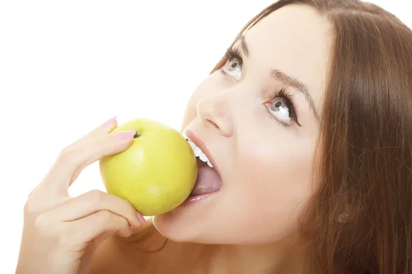 Chica bonita con la boca abierta comiendo manzana verde madura —  Fotos de Stock