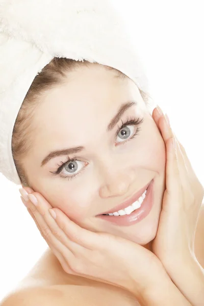 Красивое лицо молодой женщины с белым полотенцем на голове — стоковое фото