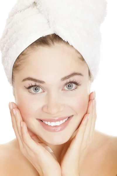 Piękna młoda kobieta twarz z biały ręcznik na głowie — Zdjęcie stockowe