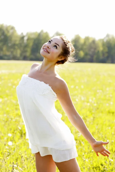 Молода щаслива жінка в зеленому полі . — стокове фото