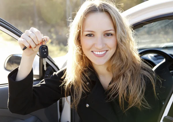Vacker ung glad kvinna med bilnycklarna. — Stockfoto
