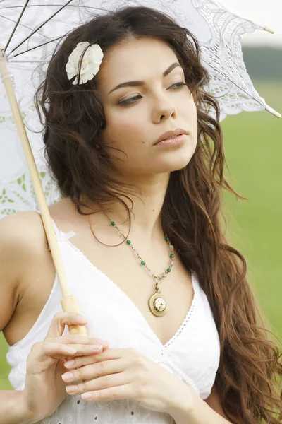 Menina bonita com guarda-chuva branco — Fotografia de Stock