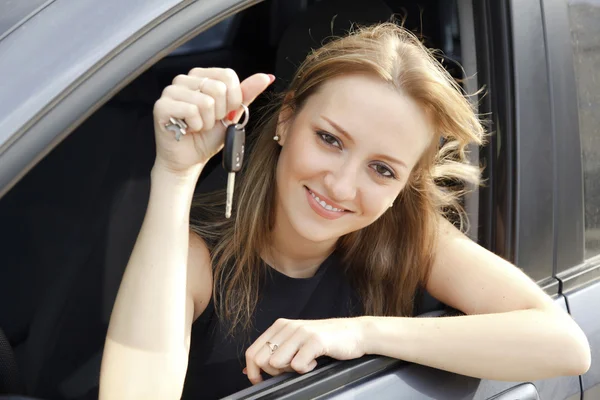 新しい車の鍵を見せてくれた幸せな女性 — ストック写真