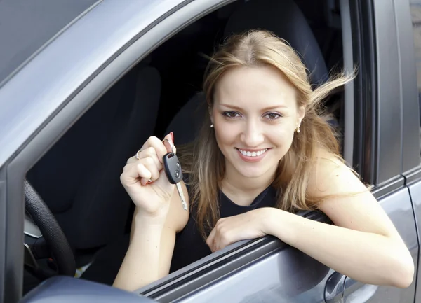 La mujer feliz mostrando la llave de su nuevo coche . — Foto de Stock