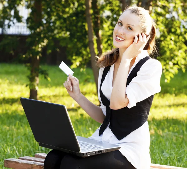 Mulher bonita com cartão de crédito usando seu laptop — Fotografia de Stock