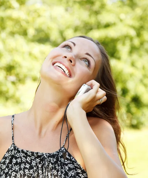 Směje se mladá žena mluví na mobilním telefonu. — Stock fotografie