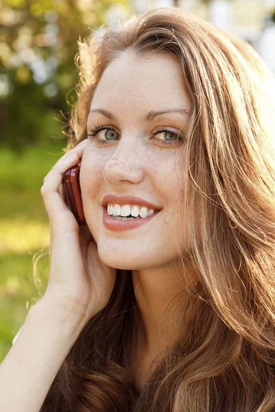 Retrato ao ar livre de jovem mulher falar no telefone móvel — Fotografia de Stock