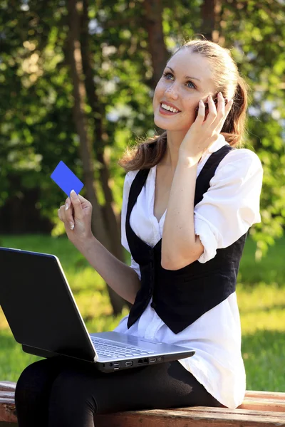 Güzel bir kadın onu laptop kullanarak kredi kartıyla. — Stok fotoğraf
