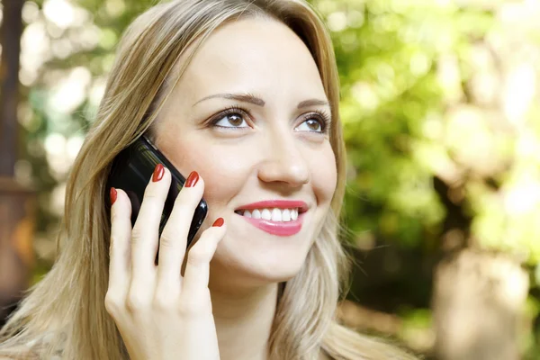 Portrait extérieur de jeune femme parler sur téléphone mobile . — Photo