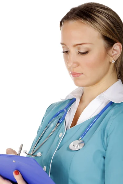 Médica feminina segurando uma prancheta, isolada sobre backgroun branco — Fotografia de Stock