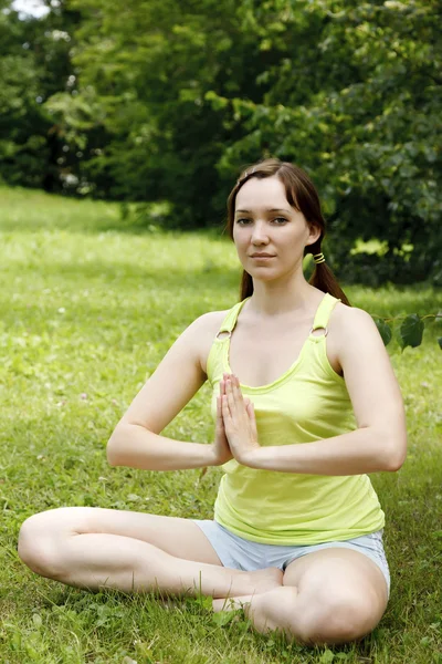 Jeune belle femme en position de yoga, à l'extérieur — Photo