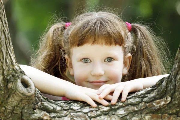 Sorrindo menina loira — Fotografia de Stock