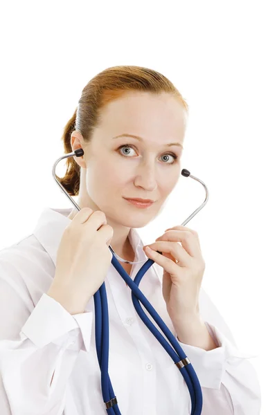 Rothaarige Ärztin oder Krankenschwester posiert vor weißem Hintergrund — Stockfoto