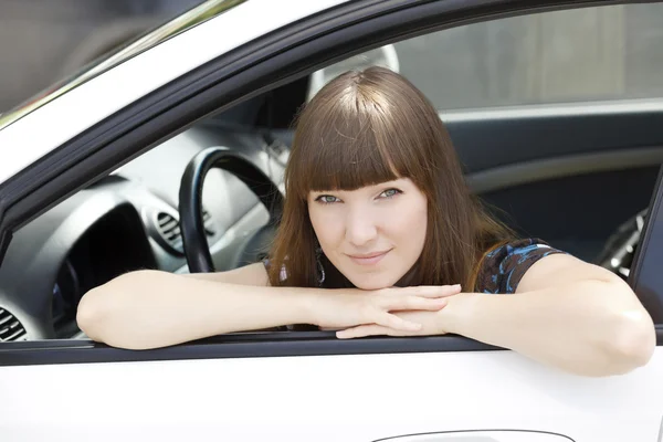 Pen jente i en bil – stockfoto