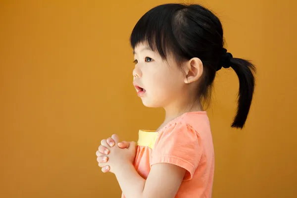 Ázsiai kislány gyerek imádkozik — Stock Fotó