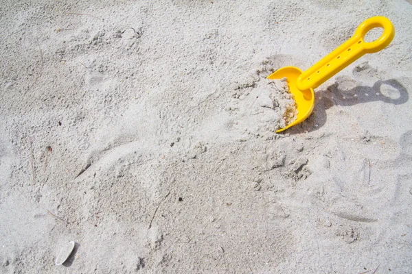 Kunststof spade op strand — Stockfoto