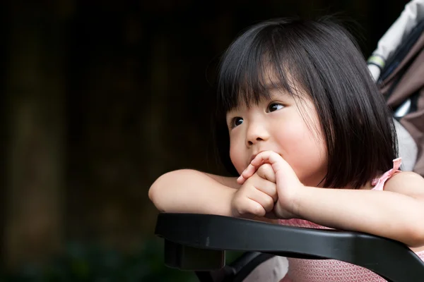 Aranyos ázsiai gyermek mosolyogva — Stock Fotó