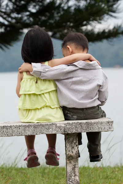 Duas crianças pequenas namoro em um parque — Fotografia de Stock