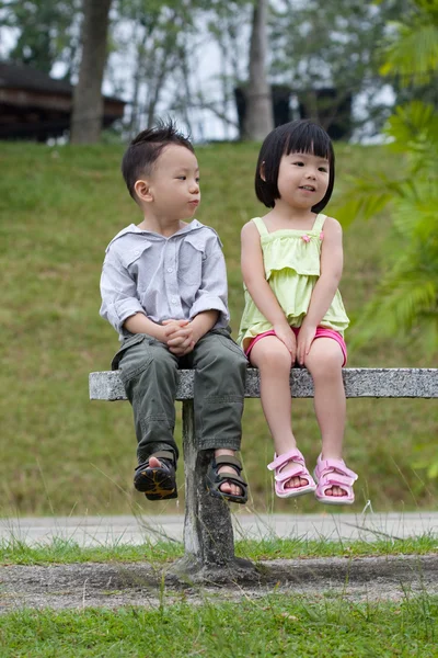 Chlapec a dívka datování — Stock fotografie