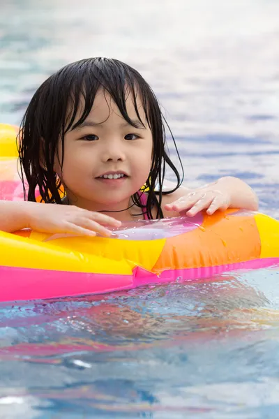 Yüzme havuzunda küçük bir kız — Stok fotoğraf