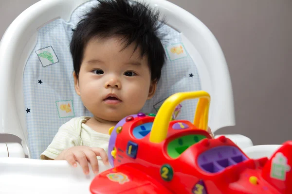 Piccola asiatica bambina sul seggiolone — Foto Stock