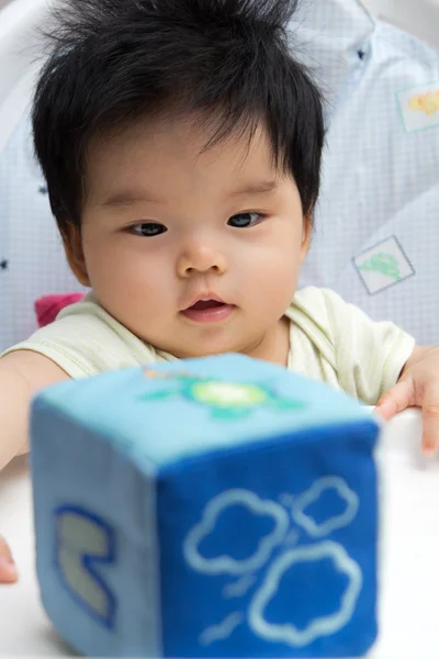 Pequena menina asiática na cadeira alta — Fotografia de Stock
