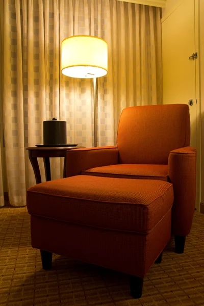 Cadeira de relaxamento em um canto do quarto de hotel — Fotografia de Stock