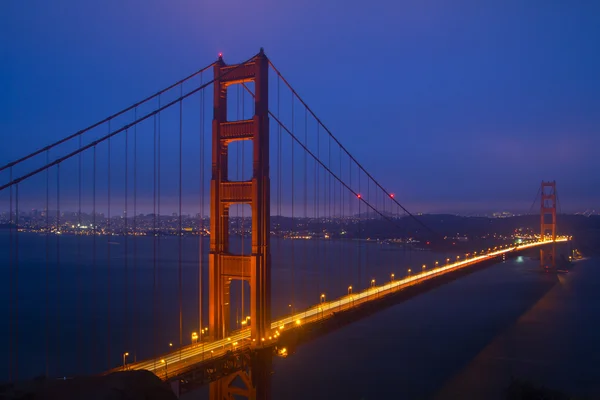 Ночная сцена моста Золотые ворота — стоковое фото