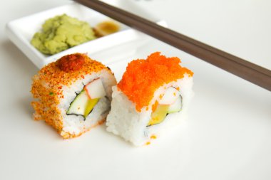 suşi roll chopstick ile